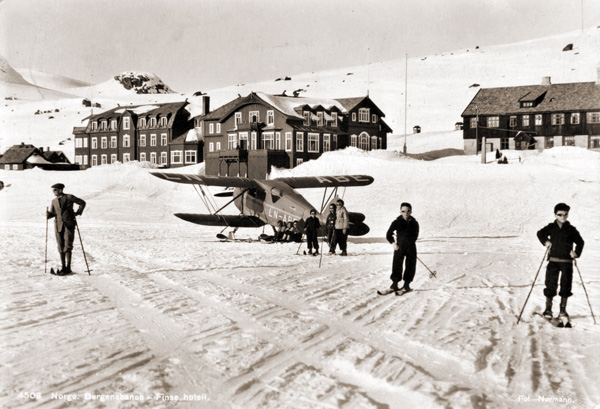 Mildred postcards Skiers plane Front WEB